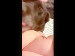 Mujer gordita y perro en un video de zoofilia