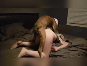 Bestialidad intensa: famosa rubia y su perro