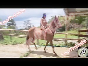 Racheal y su caballo en un video de bestialidad extrema