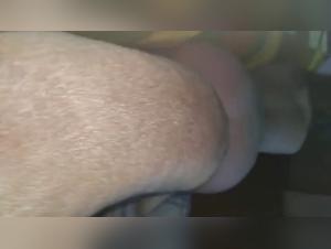 Morder labios, cuerpo sujeto a placer canino