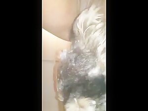 Mujer madura y perro: un encuentro bestial