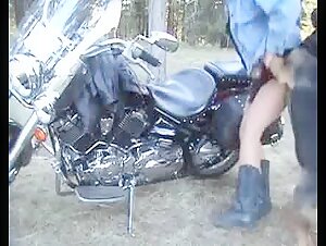 Biker allemande et son chien dans une vidéo de bestialité