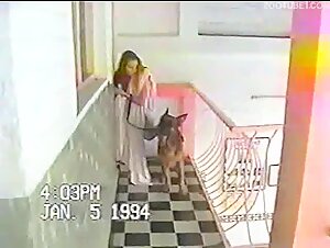 Encuentro Prohibido: Mujer y Perro