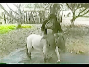 Caballo y mujer en una escena de zoofilia extrema