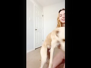 Vidéo de zoophilie avec une jeune fille de 19 ans et son chien