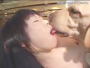 Vidéo de Sexe avec un Chien: Regardez cette Fille Embrasser et Avoir des Relations Sexuelles avec Son Chien