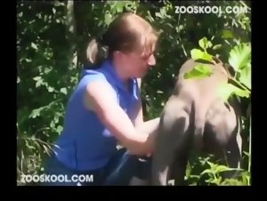 Femme Soumise à son Chien : Une Vidéo de Zoophilie Extrême