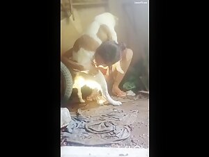 Femme offre une expérience intime à un chien dans la rue