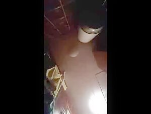 Mujer acaricia su cono antes de que el perro venga a lamerla