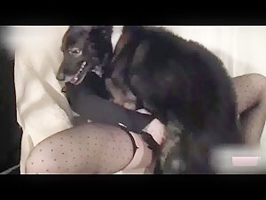 Mama traviesa y su mejor amiga de cuatro patas: un video de bestialidad extrema