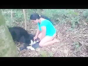 Mujer amateur brasilena y su perro: un duro video de zoofilia