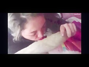 Femme latine pratique la bestialité avec son chien