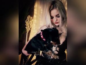 Bestialité blonde: Alina et son chien dans une danse erotique