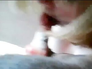 Mujer tetona y perro en video de bestialidad