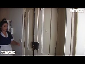 Mujer gordita de espaldas se baja con un perro