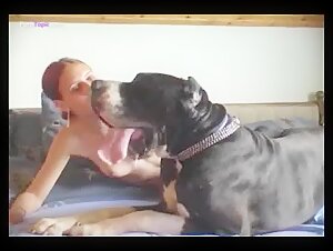 Pelirroja amateur y su perro en un video de zoofilia