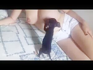 Mujer amamantando a un perro - Video de zoofilia extrema